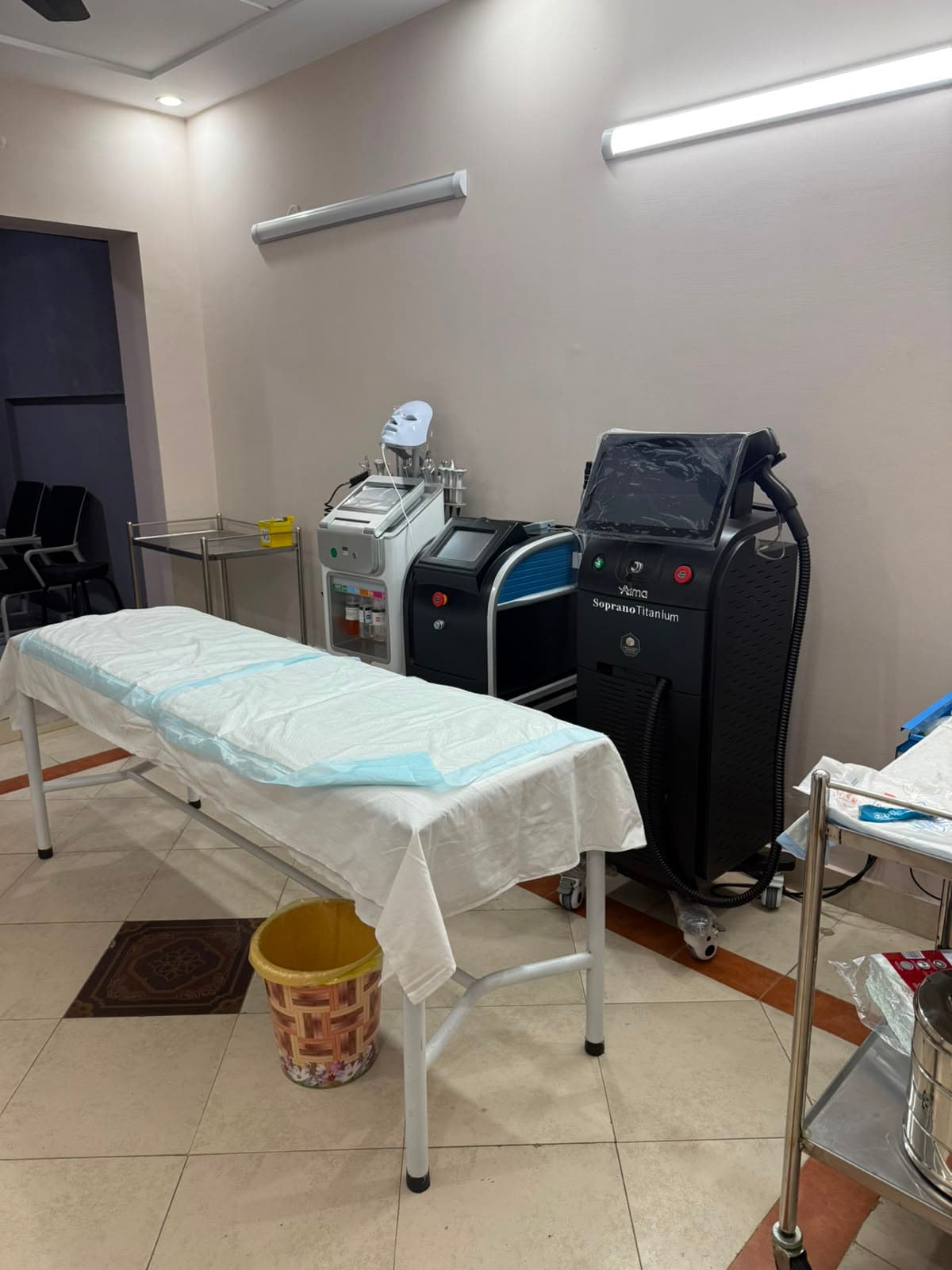Prepared medical aesthetic treatment room at Skin Lounge by Rasha.